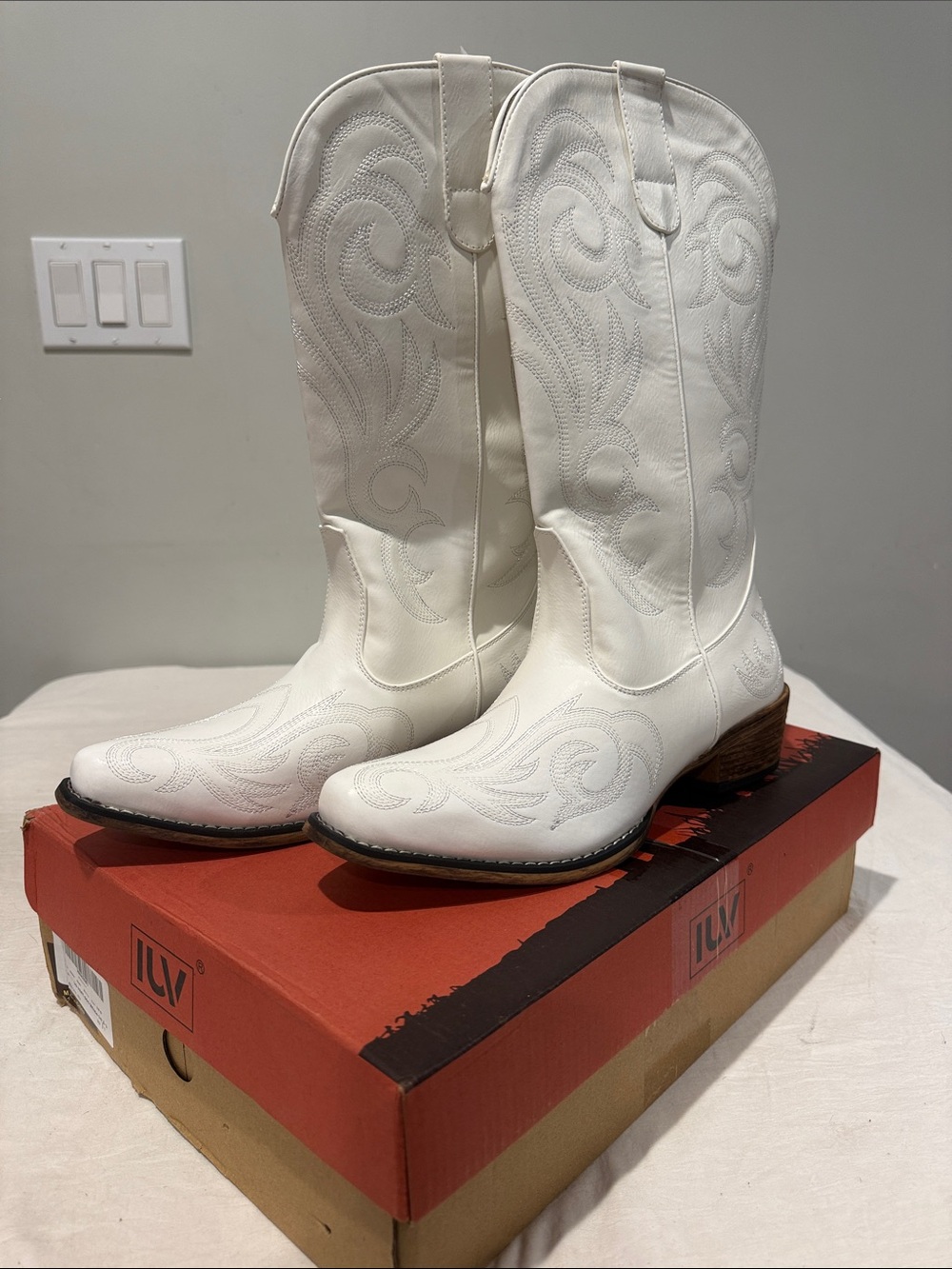 Brand New White Embroidered Western Heeled Boots